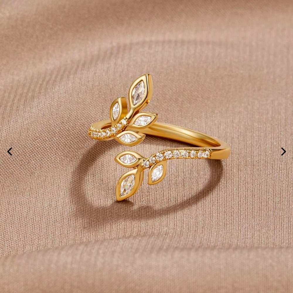 NIB - White Crystal Vine Ring